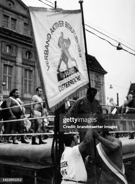 freestyle-wrestling-on-the-heumarkt-with-the-flag-of-the-vab-vienna-3-about-1965-2986074945.jpg.94026b8d3d20129cbe689591508ca655.jpg