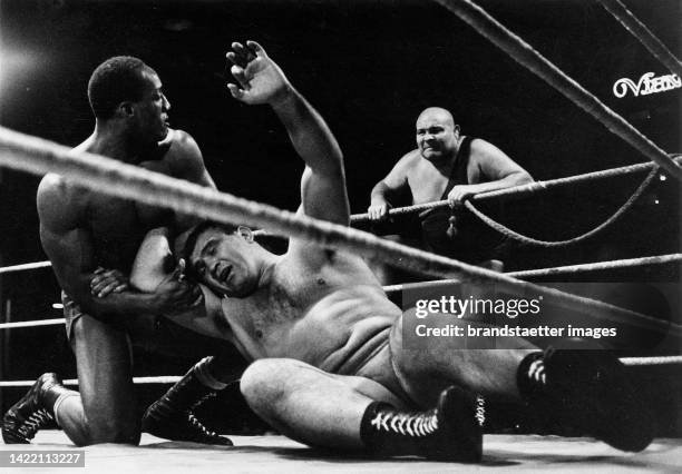 wrestlers-earl-maynard-and-barone-as-well-as-martison-at-the-viennese-heumarkt-vienna-3-28-2392328793.jpg.abdbde46b1419f92e20f7bef517f2729.jpg